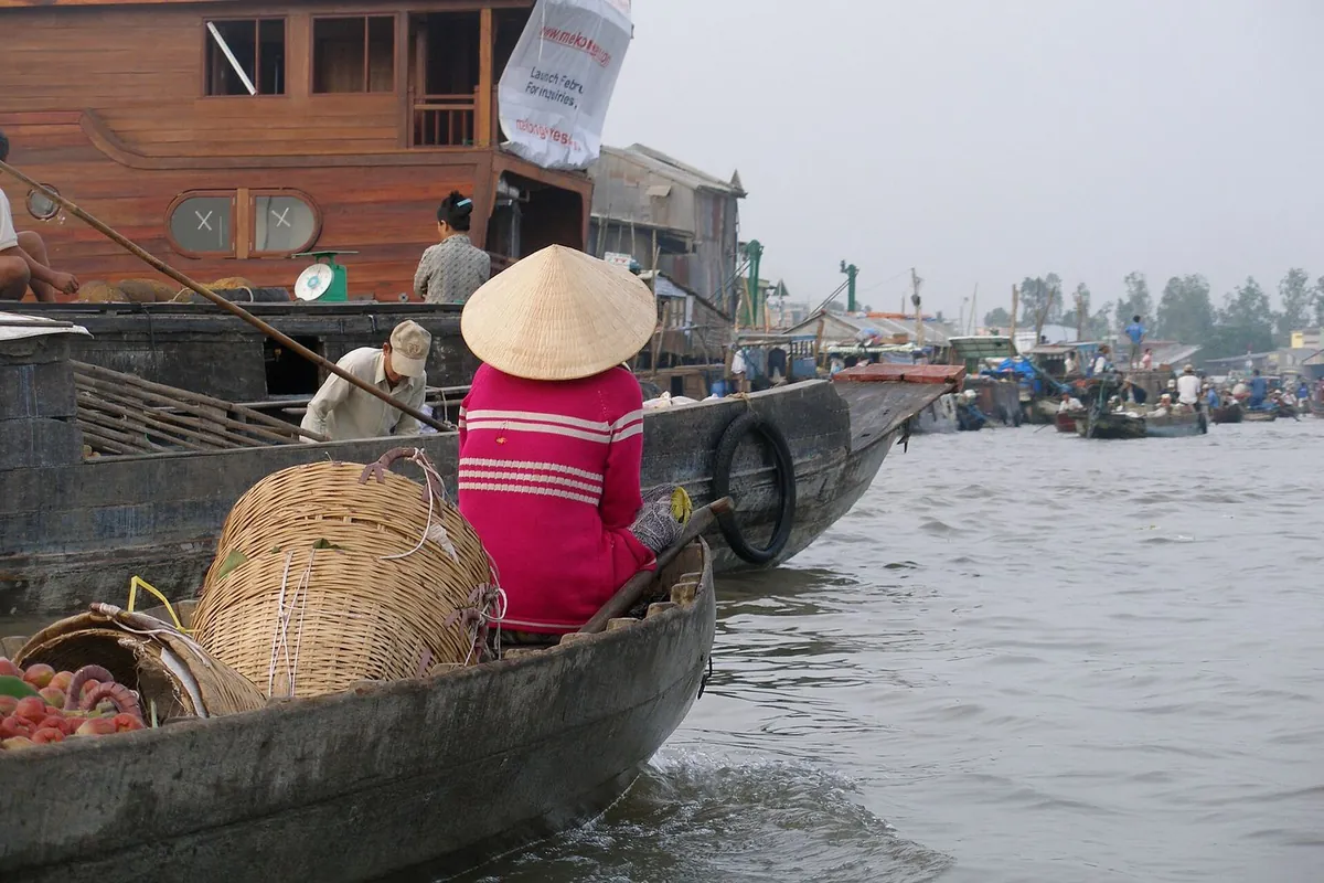 Cảnh sinh hoạt trên sông tại chợ nổi Cái Răng, Cần Thơ